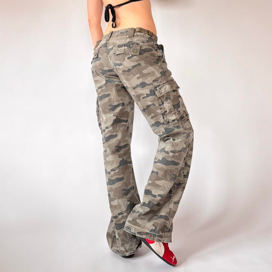 2000s Low Rise Camo Cargo Pants (S/M)