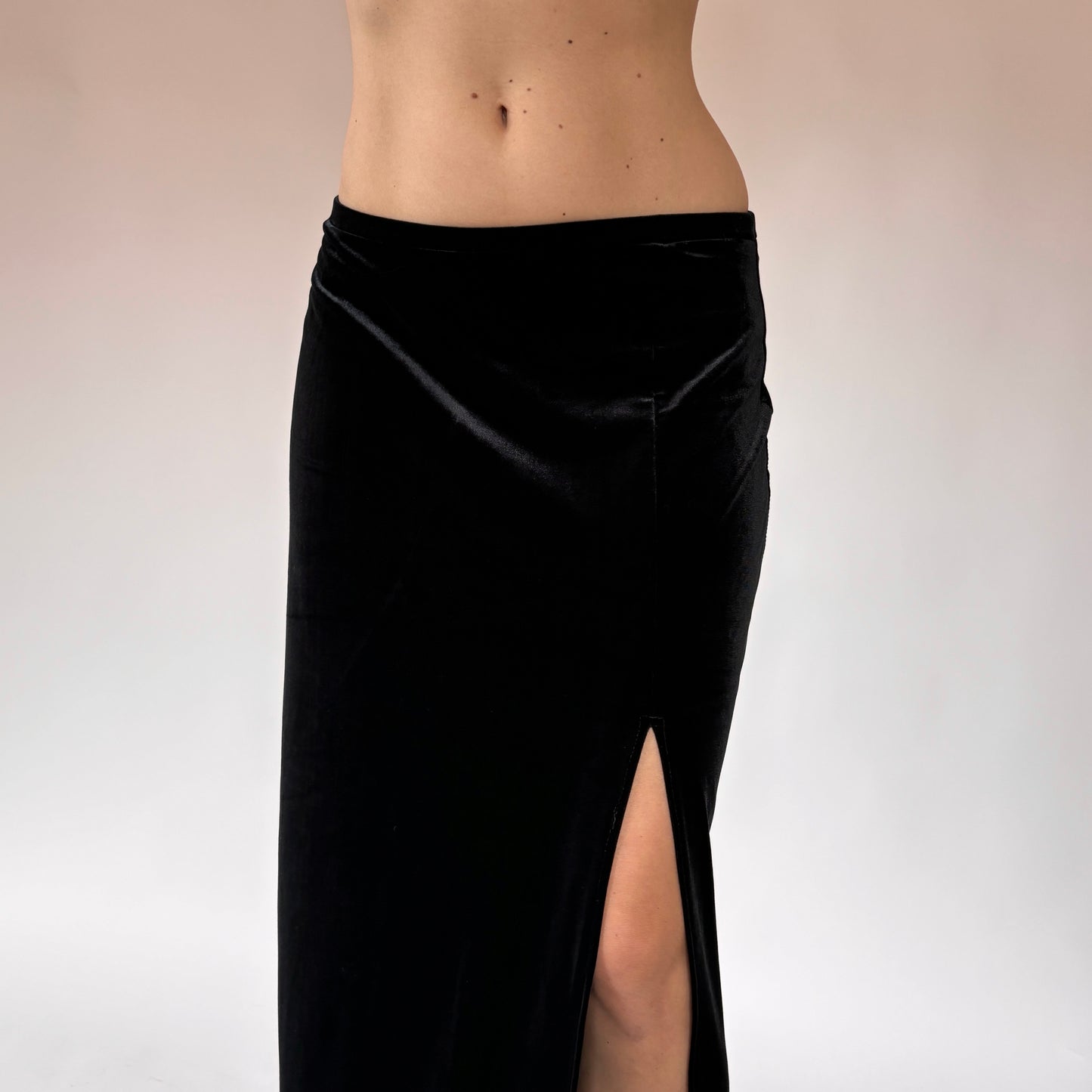 90s Noir Velvet Maxi Skirt (S/M)