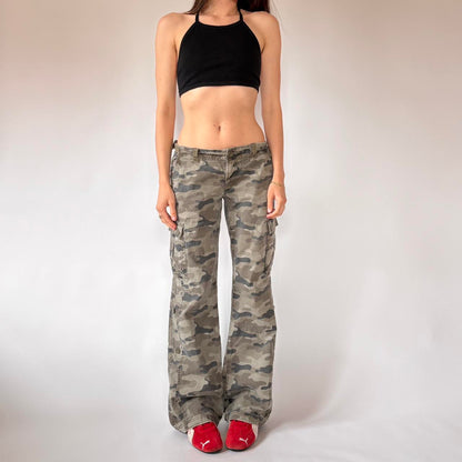 2000s Low Rise Camo Cargo Pants (S/M)