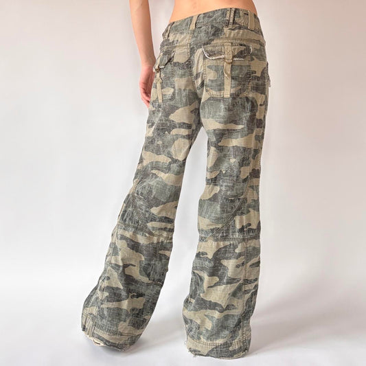 Y2K Camo Cargo Pants (M)