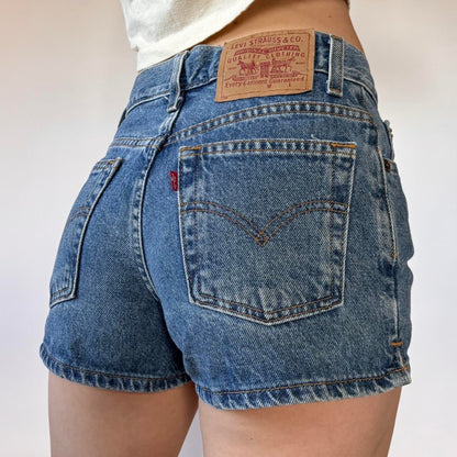 Levi’s 90s Mid Rise Jean Shorts (XS)