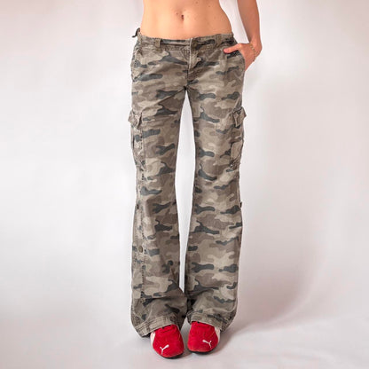 2000s Low Rise Camo Cargo Pants (S/M)