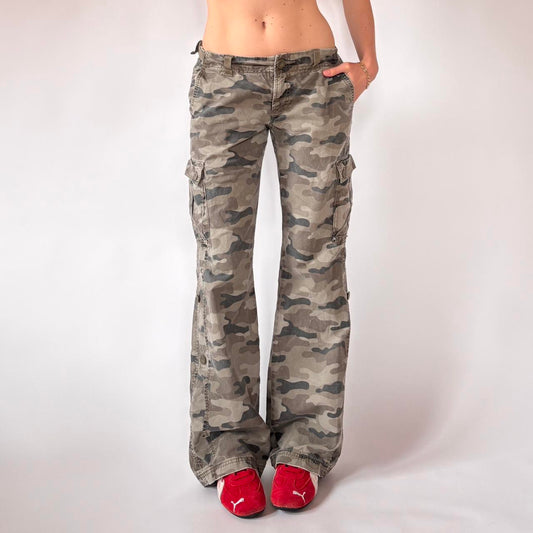2000s Low Rise Camo Cargo Pants (S/M)