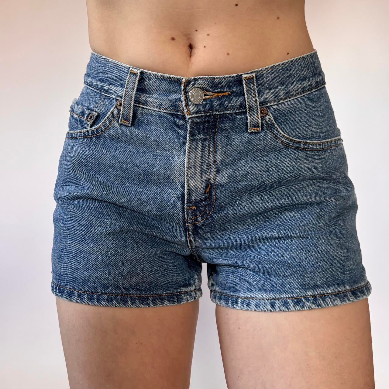 Levi’s 90s Mid Rise Jean Shorts (XS)