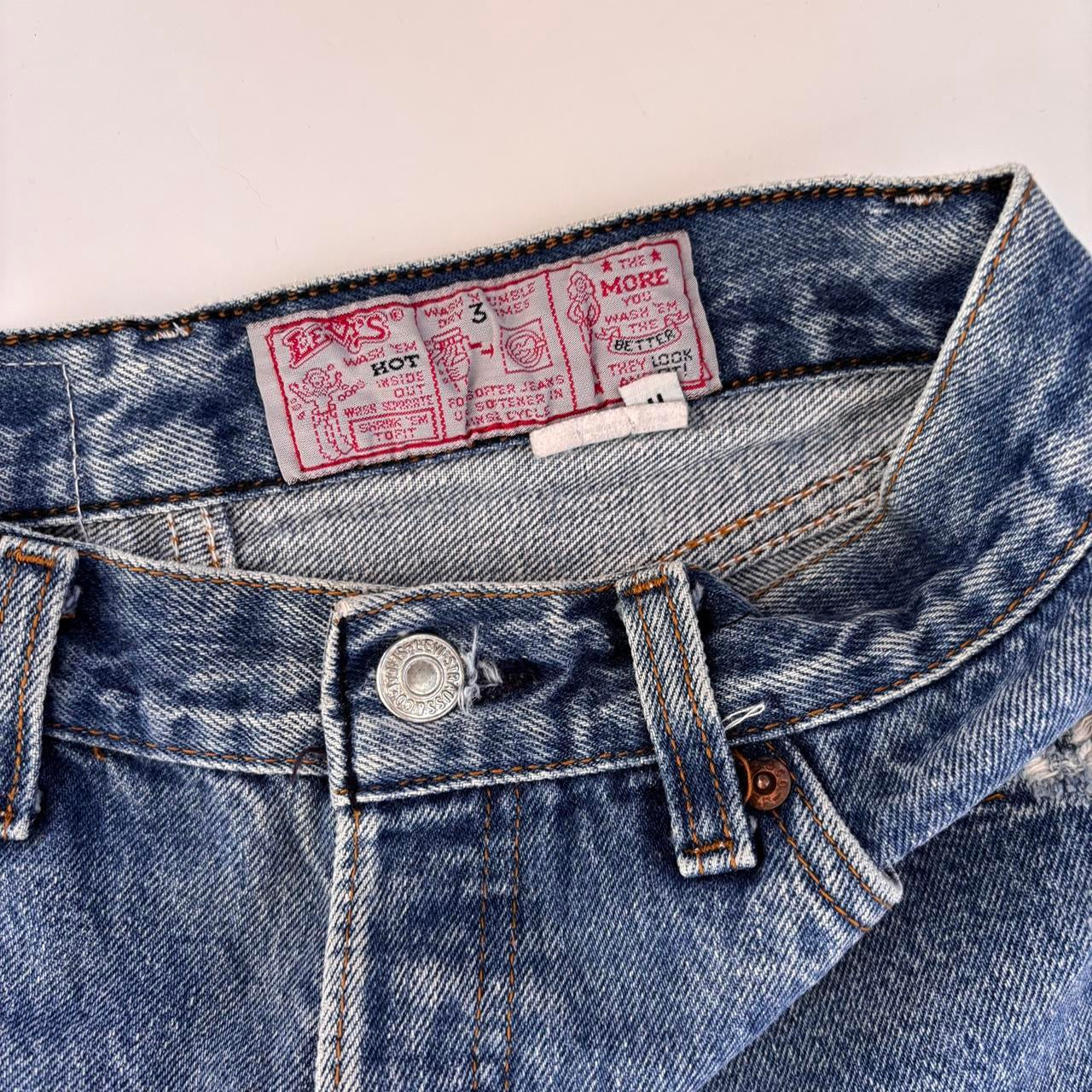 Levi’s 80s Distressed Cutoffs (S)