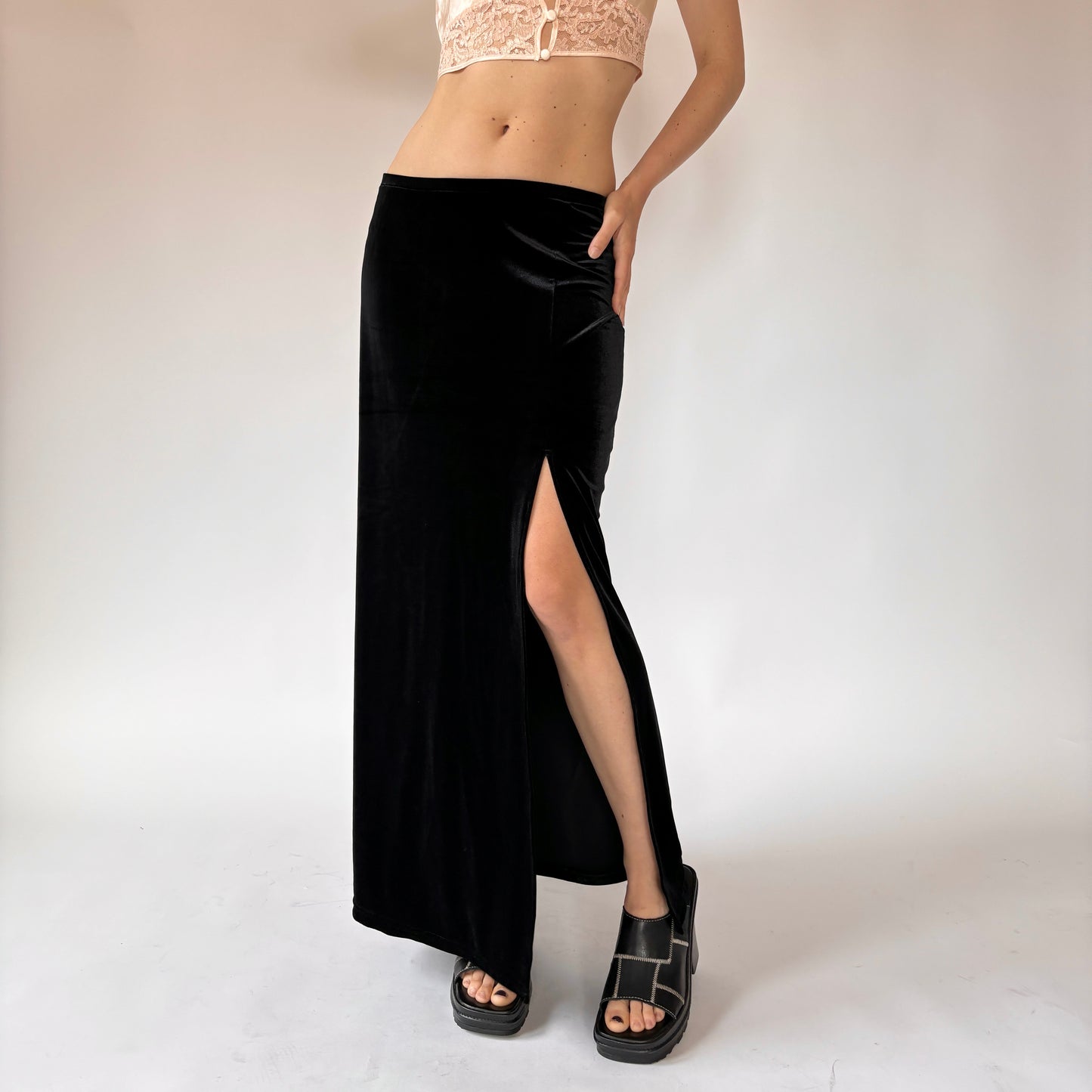 90s Noir Velvet Maxi Skirt (S/M)